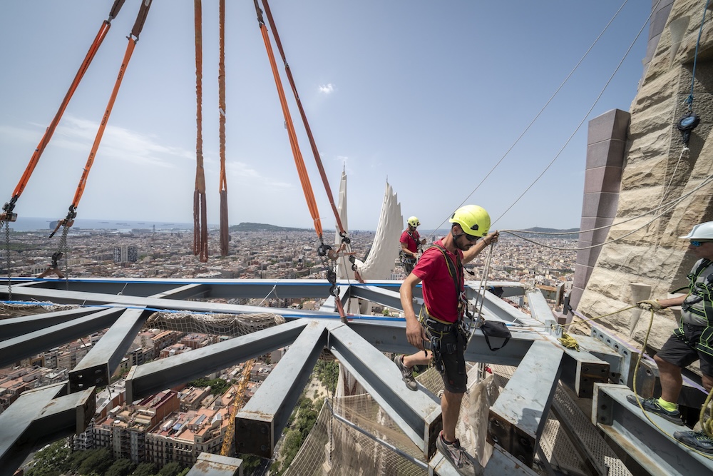 New stage for Sagrada Família central crane after completing exterior of tower of Jesus Christ
